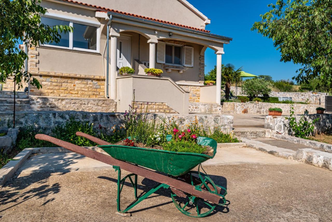 Nadin Holiday Home Ante With Beautiful Private Garden מראה חיצוני תמונה